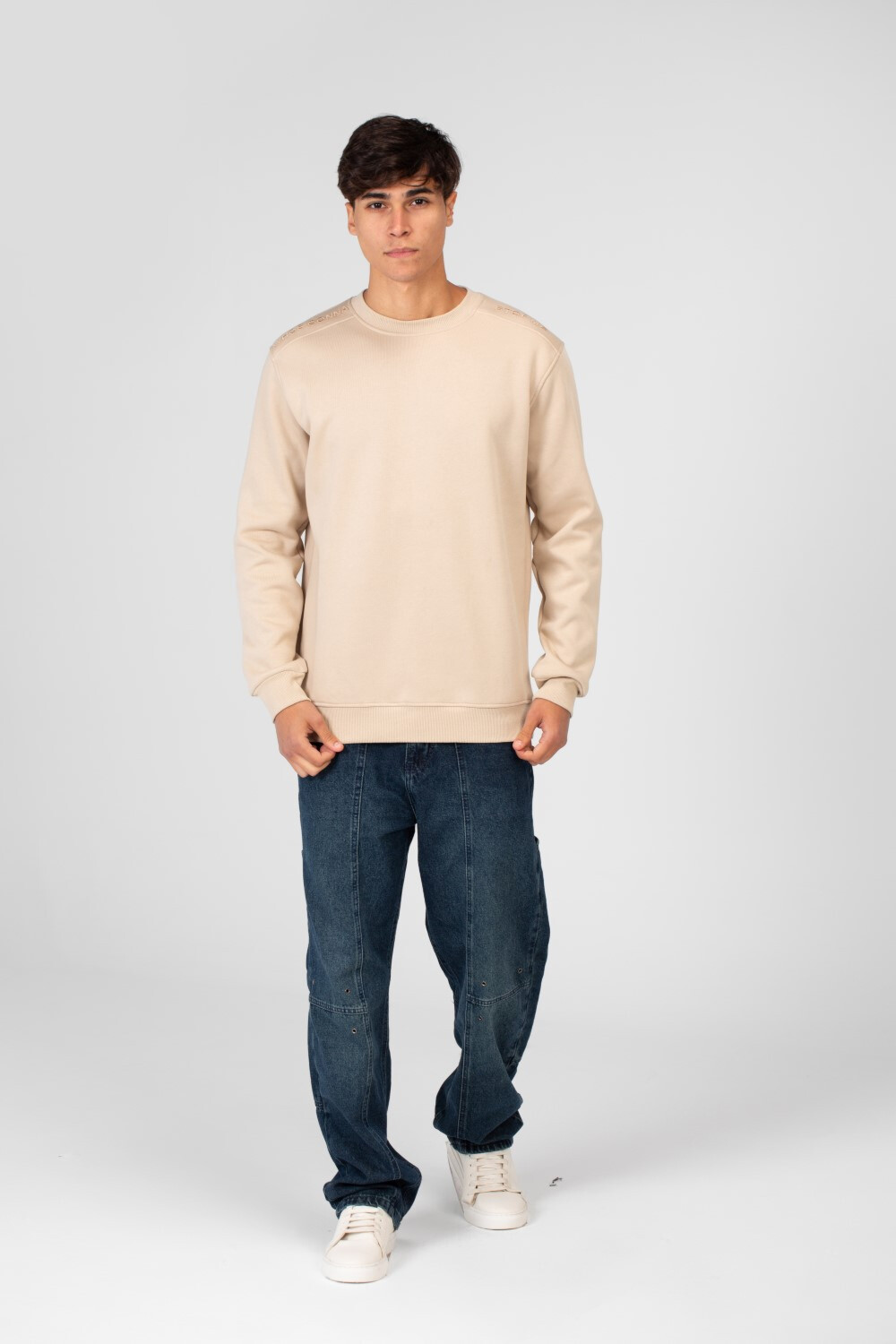 Men's Basic Sweatshirt With A Round Neck In Practical Material