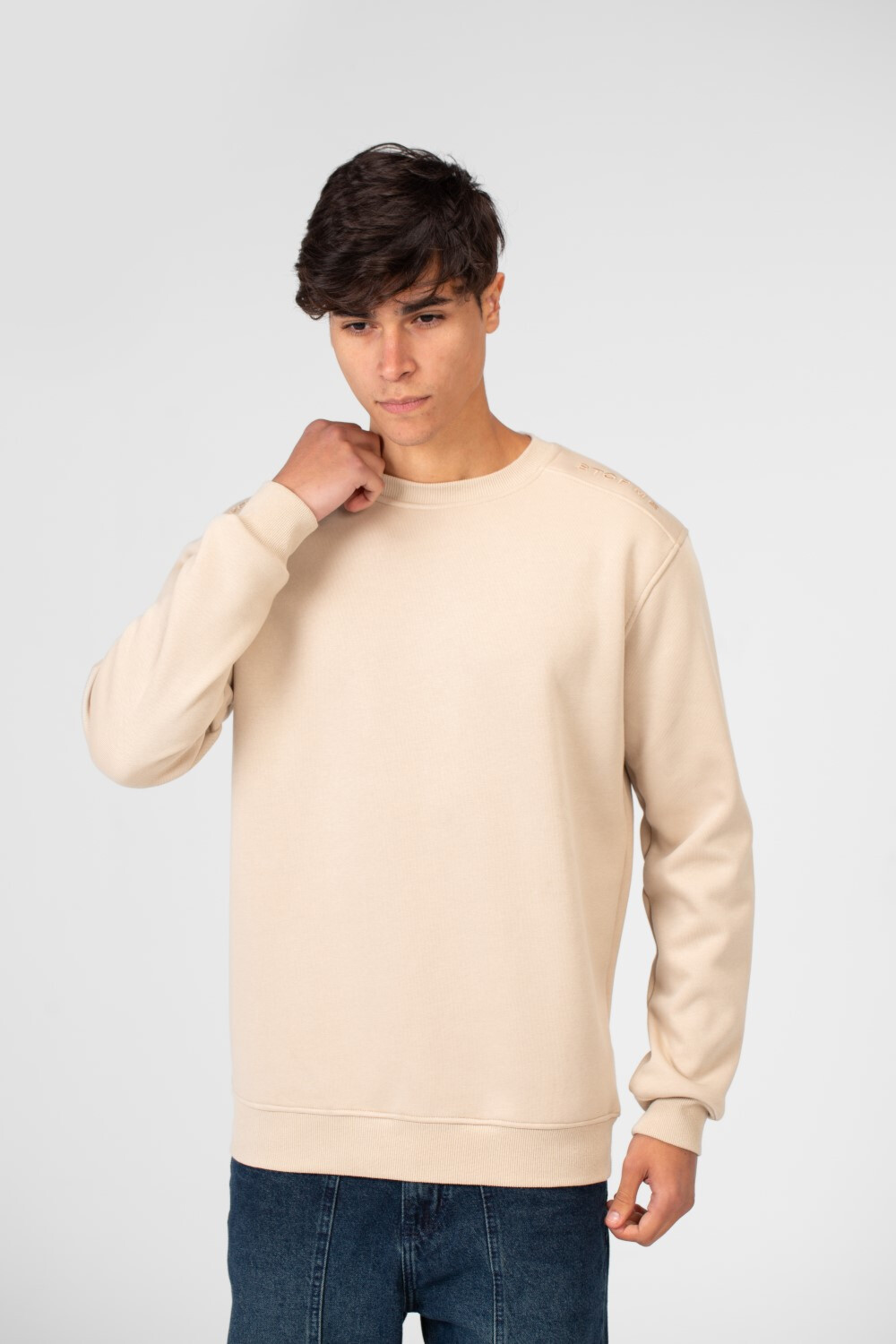 Men's Basic Sweatshirt With A Round Neck In Practical Material
