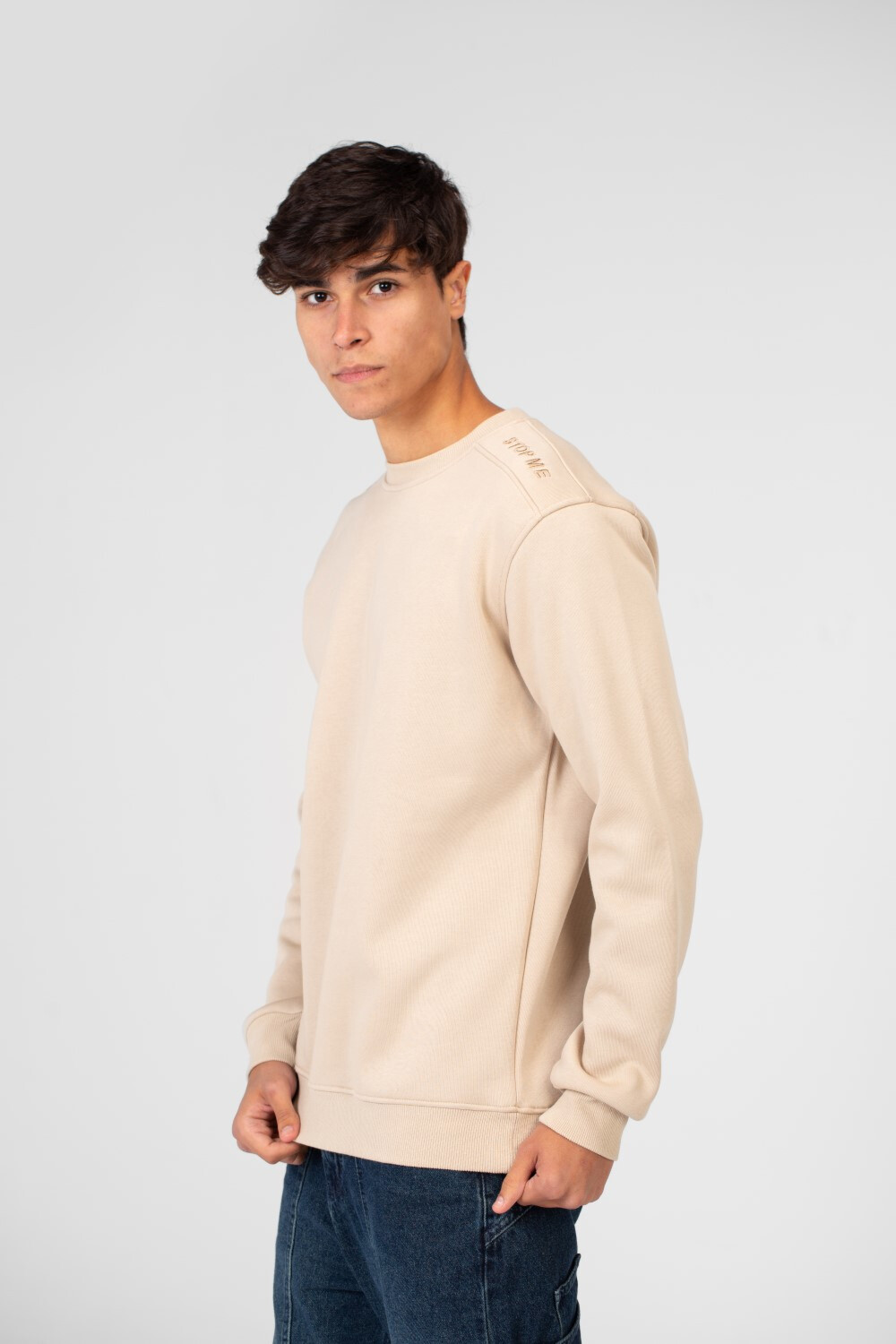 Men's Basic Sweatshirt With A Round Neck In Practical Material
