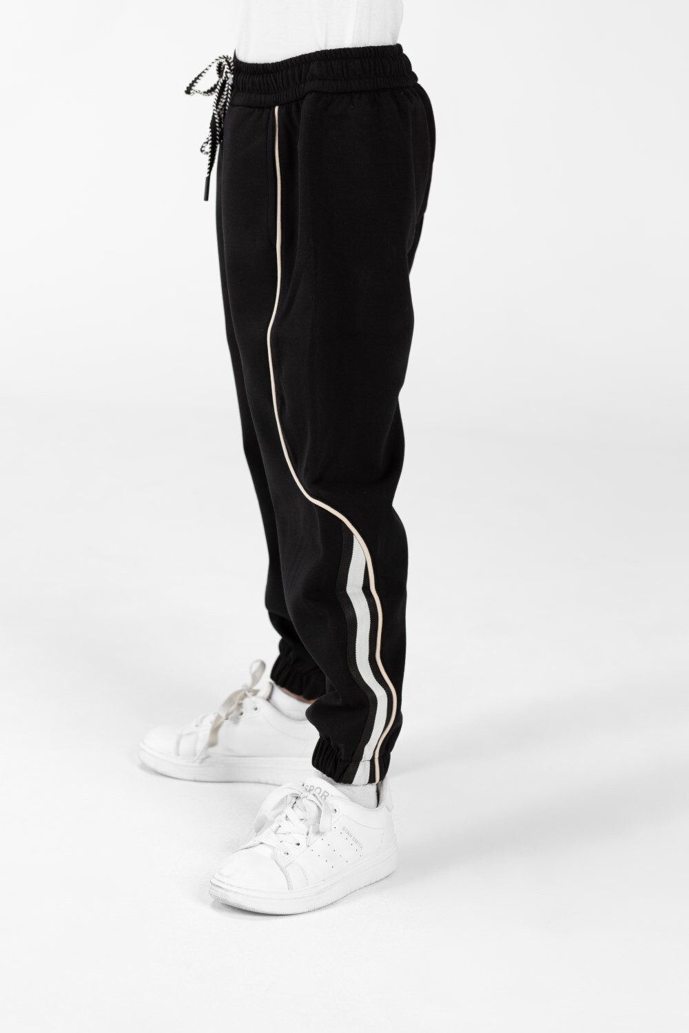 Boy's Joggers with Drawstring Closure And Back Pocket