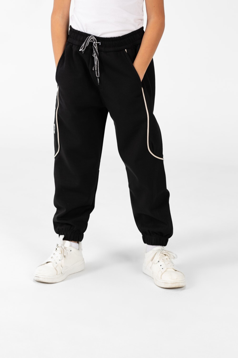 Boy's Joggers with Drawstring Closure And Back Pocket