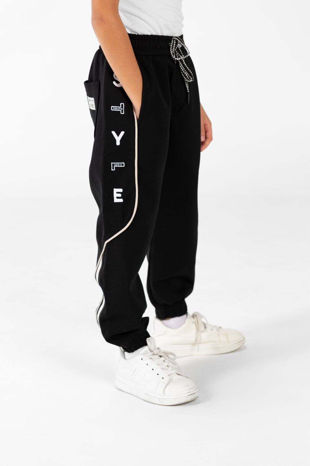 Boy's Joggers with Drawstring Closure And Back Pocket